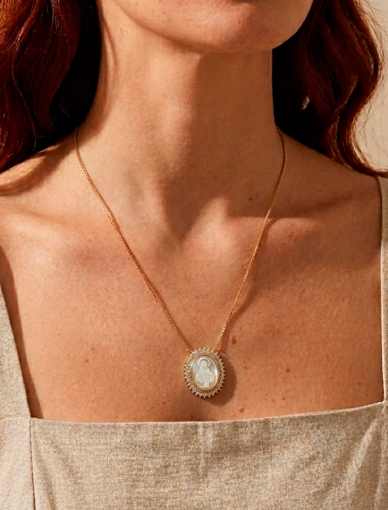 Colar Pingente Nossa Senhora Banho Ouro 18K Madrepérola - Image 3